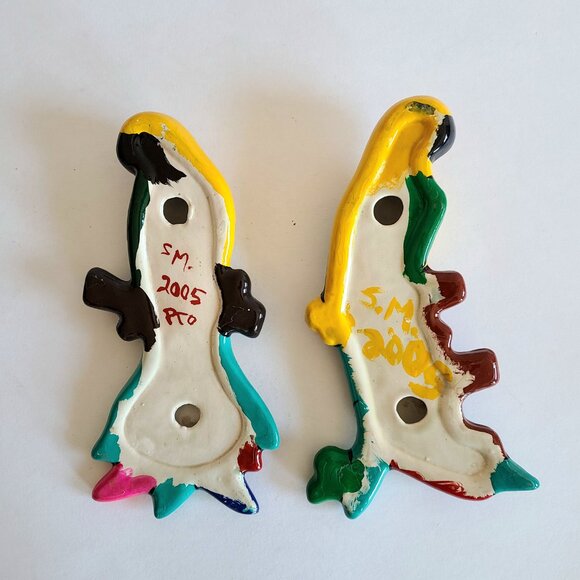 Set of 2 ceramic hand painted parrots. Wall decor. Signed by artist, 2005. - Picture 6 of 6